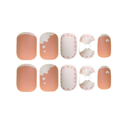Kunstvolle Nagelnägel mit dekorativen Bogenmotiven und French-Spitzen Brehn