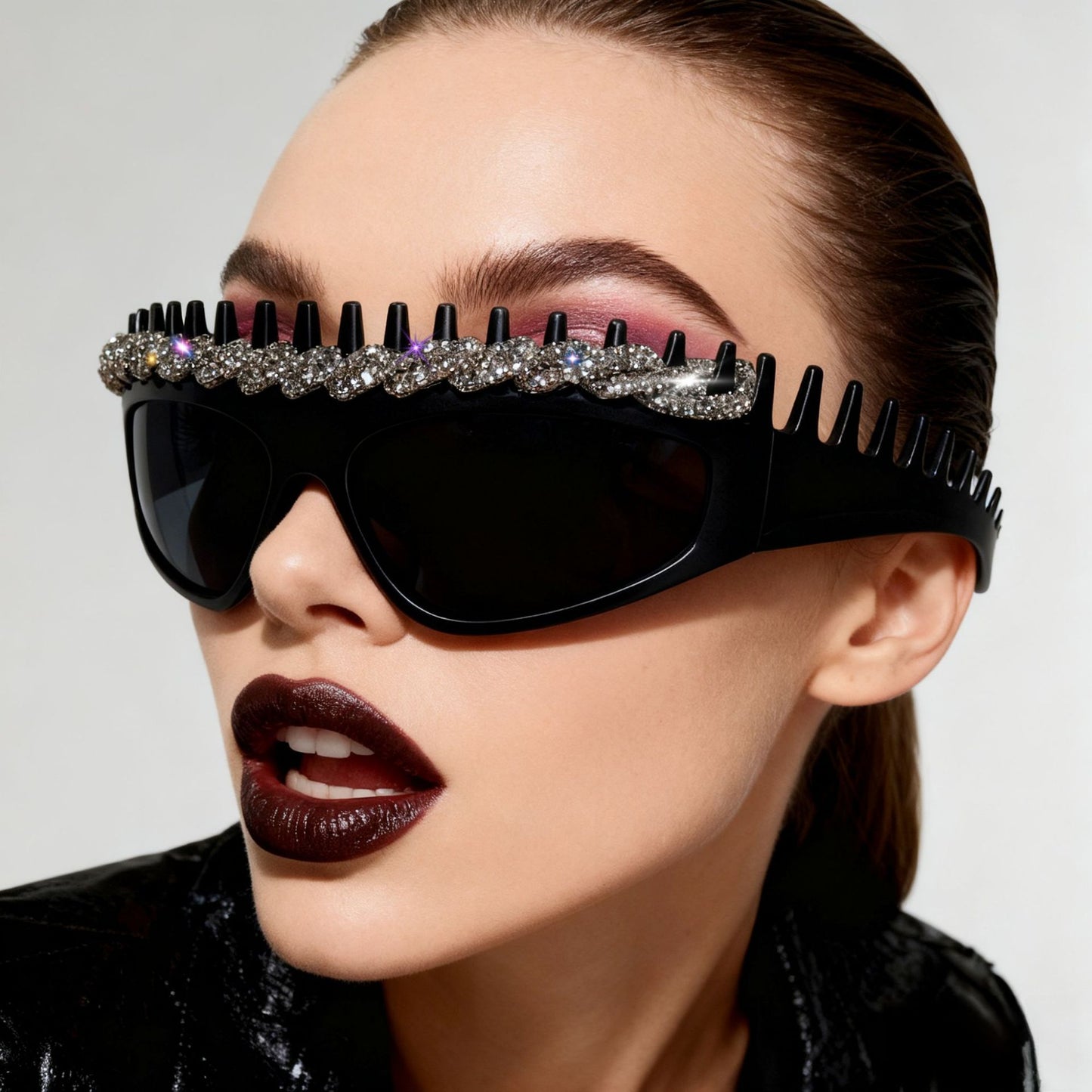 Damen Sportliche Sonnenbrille mit kunstvollem Design und funkelnden Akzenten Brehn