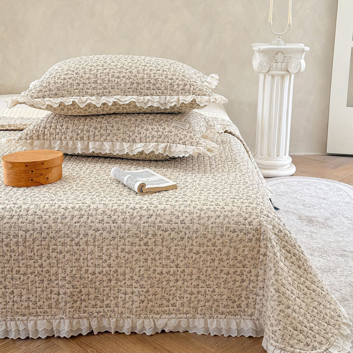 Gepolstertes Blumiges Rüschen-Bettwäsche-Set mit Ösen-Spitzenbesatz