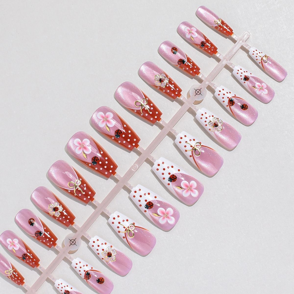 Künstlerische florale Press-On-Nageltips Brehn