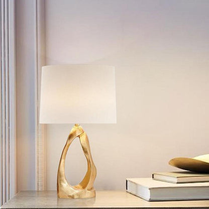 Skulpturale Tischlampe mit elegantem goldenen Fuß