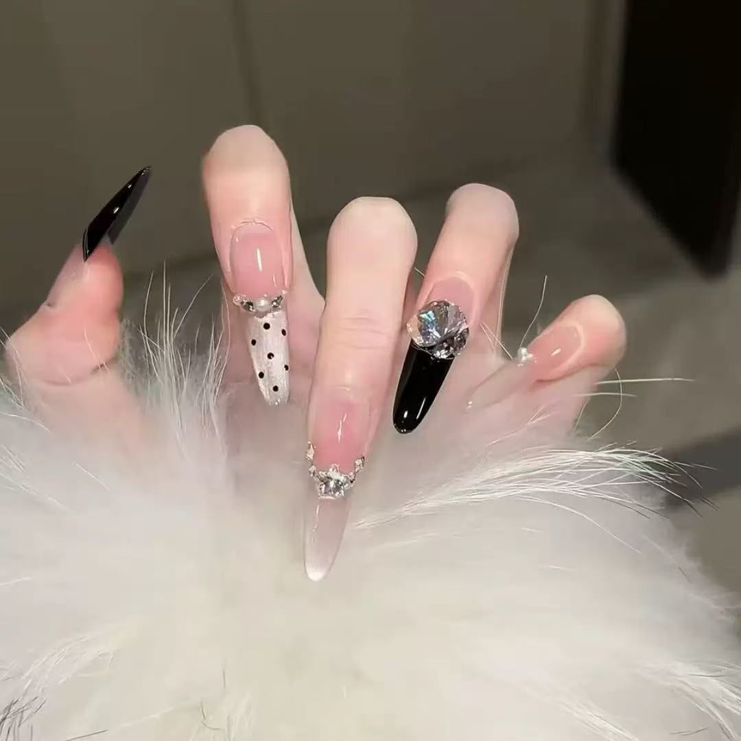 Kunstnagelset mit eleganten Spitzen und glamourösen Strassakzenten Brehn