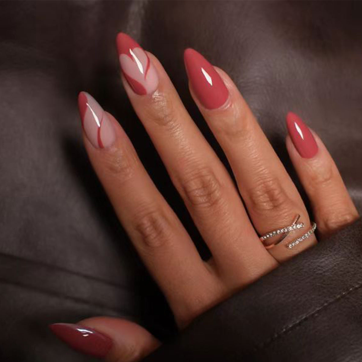 Elegante Stiletto Press-On Nägel mit künstlerischem Grafikdesign Brehn