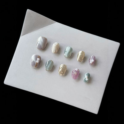 Künstlerisches Press-On-Nagelset mit natürlichen Marmor designs