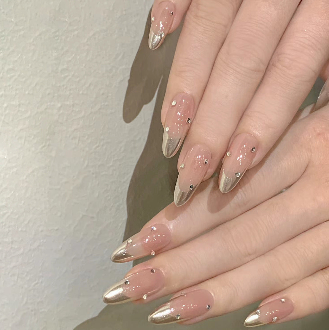 Kunstnagelset mit eleganten Metallic-Nuancen und Strassverzierungen Brehn