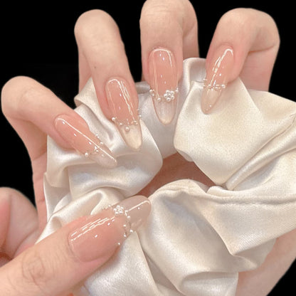 Elegante Stiletto-Press-On-Nagelspitzen mit Perlenakzenten Brehn