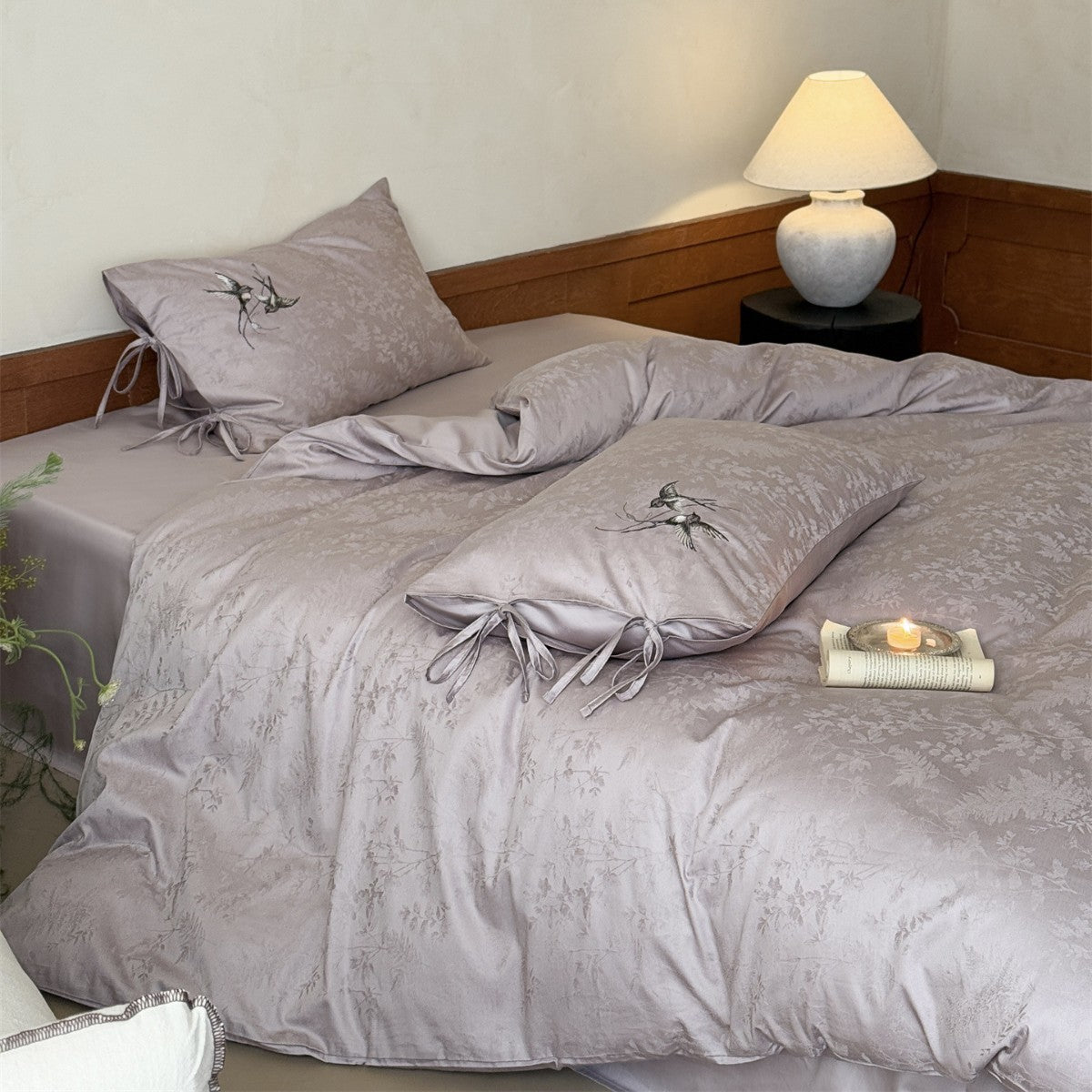 Jacquard Satin-Feel Bettwäsche Set mit bestickten Schwalbe & Kissenbezügen mit Bändchenverschluss