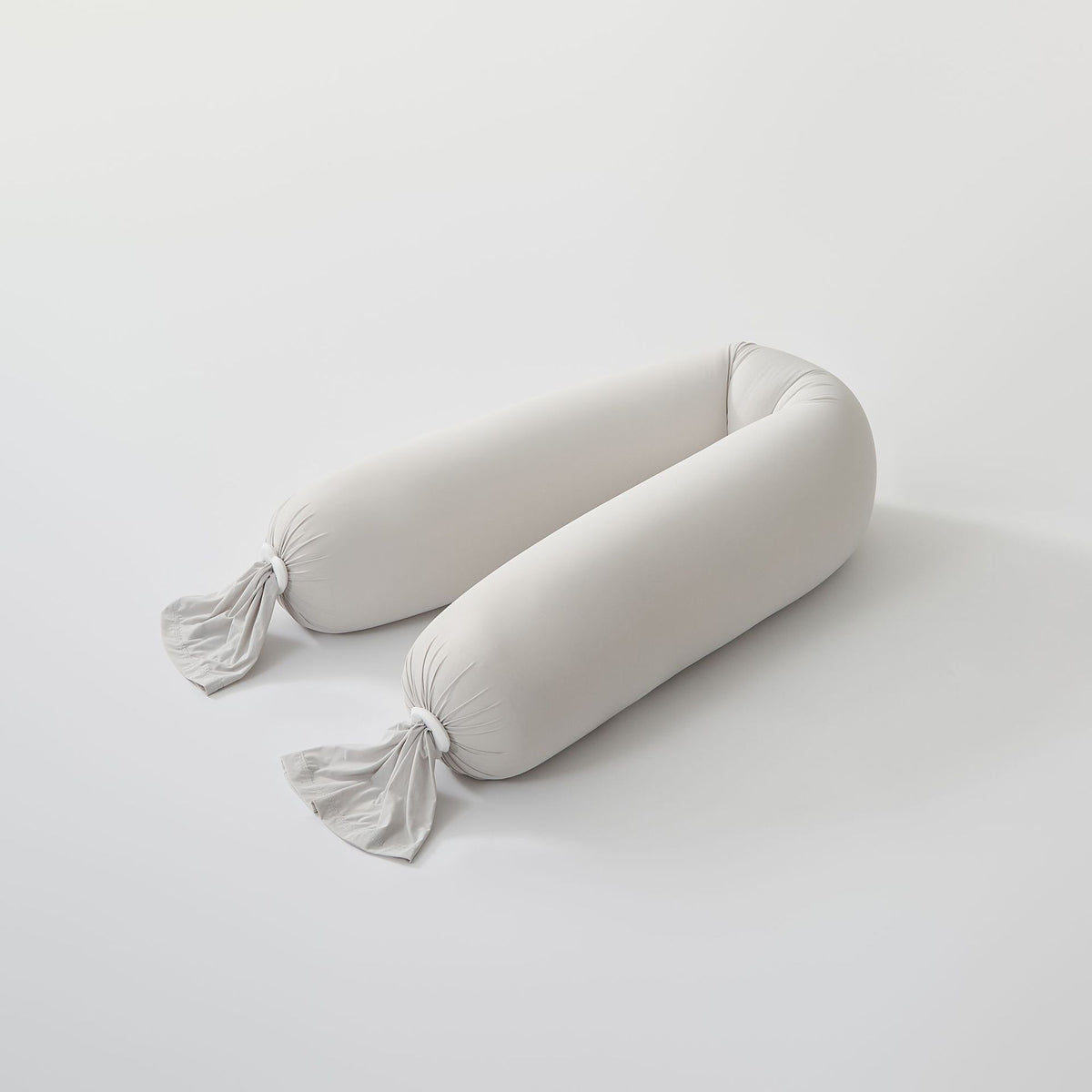 Ergonomisches Nackenstützkissen mit weichem Stretch‑Bezug und verstellbaren Knotenenden