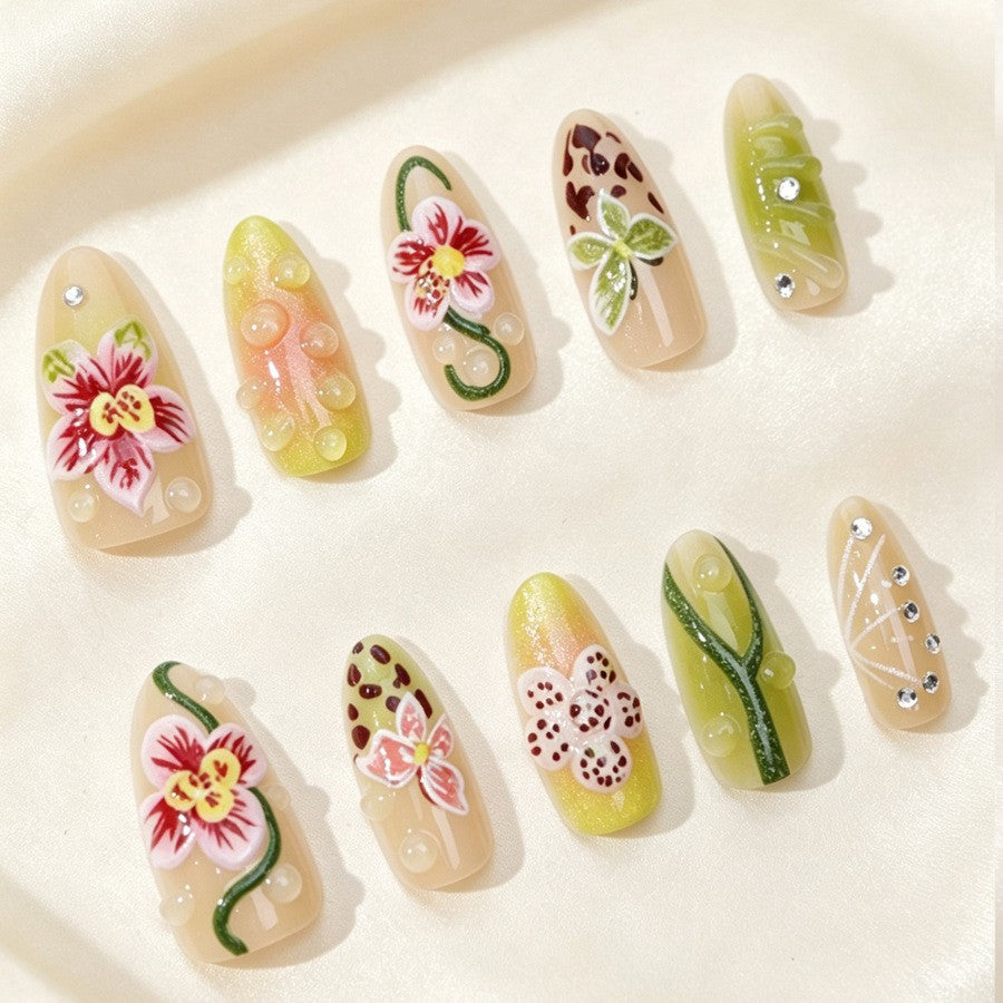 Kunstnagelset mit floralem Design und Akzenten Brehn