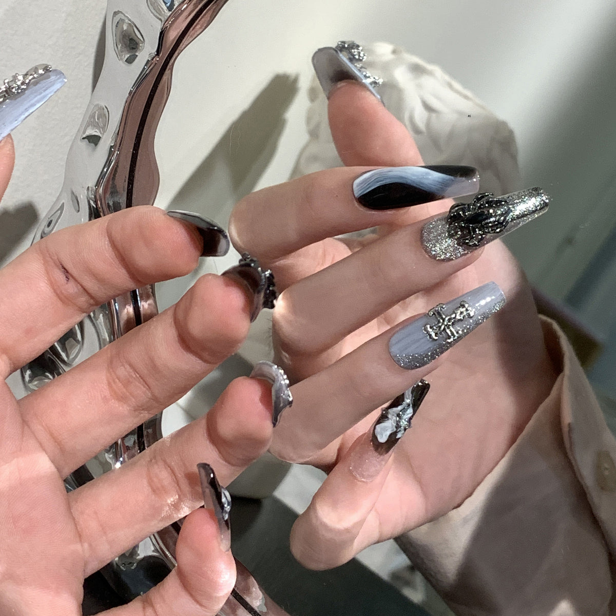 Glamouröses Press-On Nagelkunstset mit dekorativen metallischen Elementen Brehn