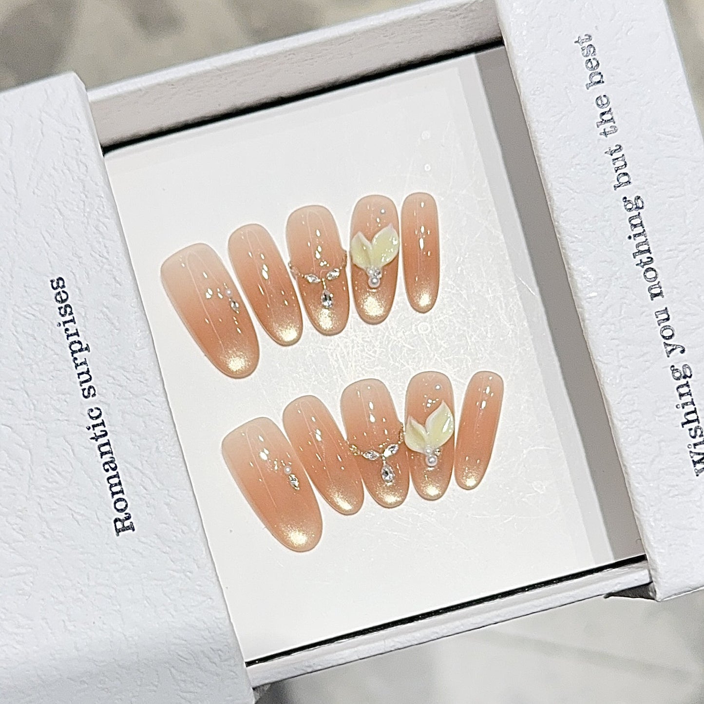 Kunstnägel mit Romantischem Design Brehn
