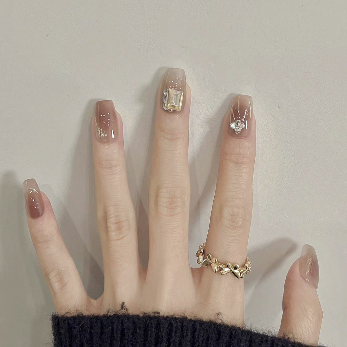 Künstliche Nagelkunst mit eleganten Schmuckakzenten Brehn