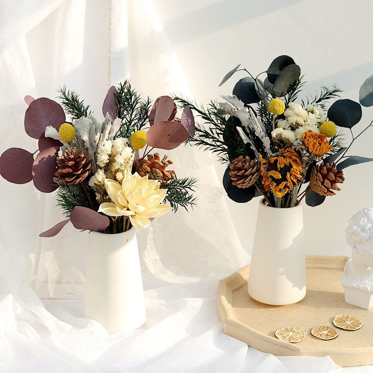 Trockenblumenarrangement mit Tannenzapfen und natürlichen Akzenten