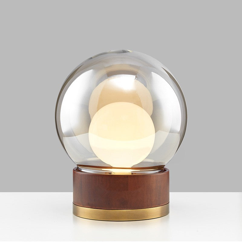 Moderne Glas Tischlampe mit Holzfuß und goldenen Akzenten