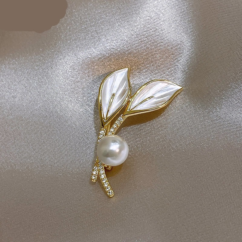 Elegante Brosche mit Perl- und Strassdetails Brehn