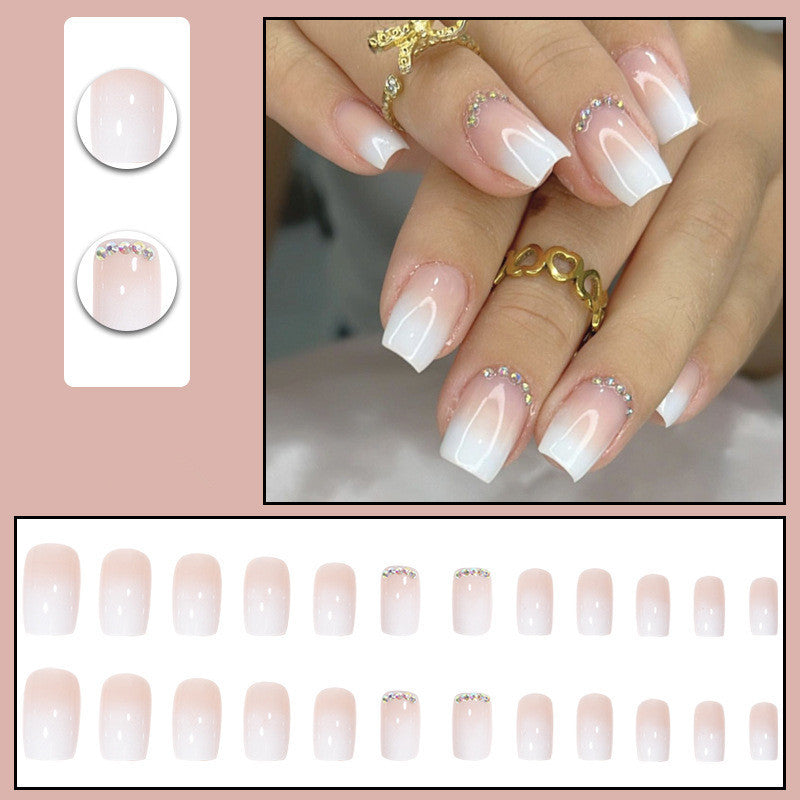 Elegantes Nagelset mit Strass-Akzenten zum Aufkleben