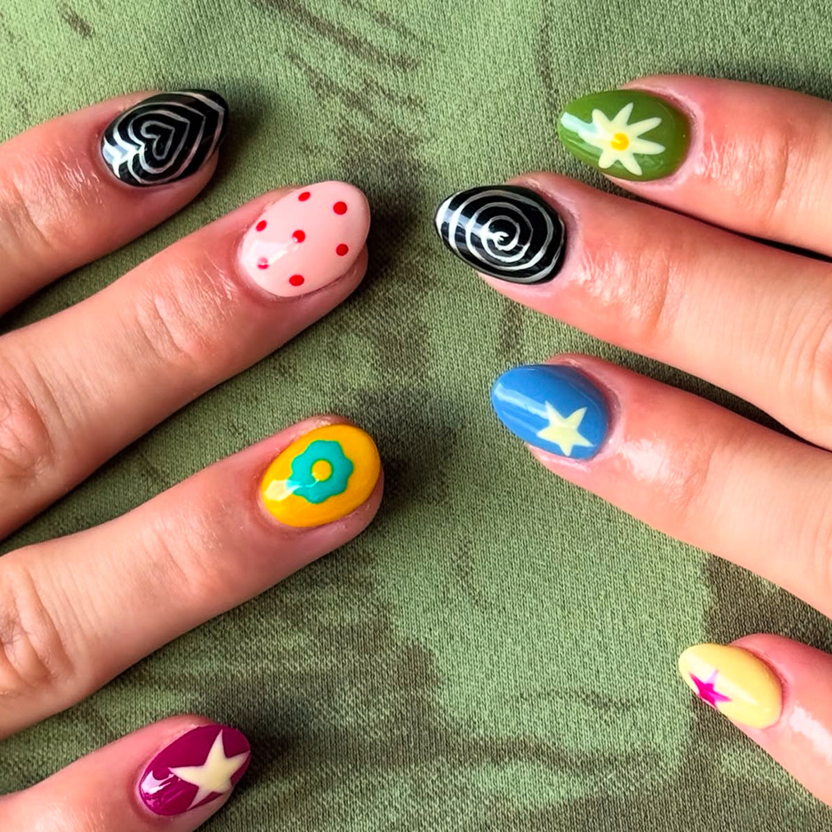 Kunstfingernägel mit Bunten und Kreativen Designs Brehn