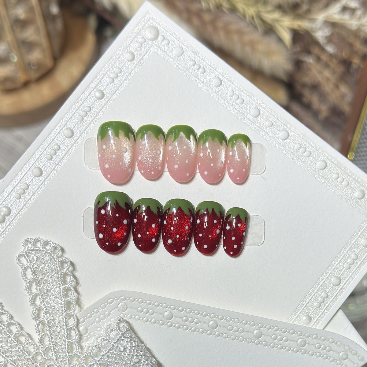 Künstlerisches Erdbeerdesign Press-On Nagelset Brehn