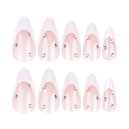 Kunstnagelset mit eleganten French-Spitzen und funkelnden Akzenten Brehn