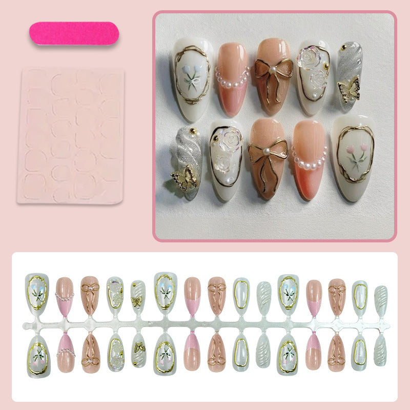 Kunstnagelset mit romantischen Blüten- und Goldverzierungen Brehn