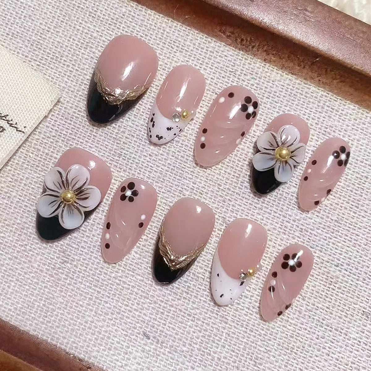 Dekorative, florale und mit Edelsteinen verzierte Press-On-Nägel Brehn