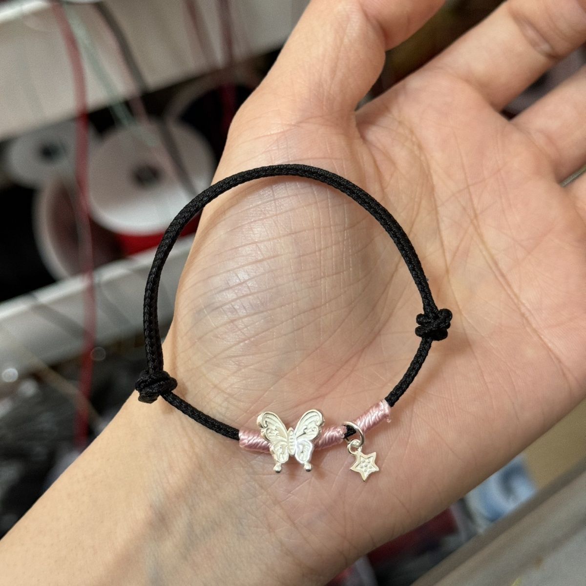 Schmetterlingsanhänger geknotetes Armband Brehn