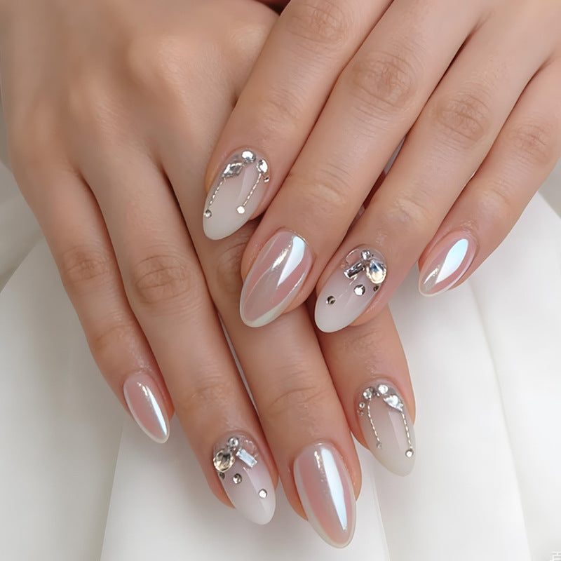 Kunstnagelset mit eleganten Glitzerverzierungen und feinem Finish Brehn