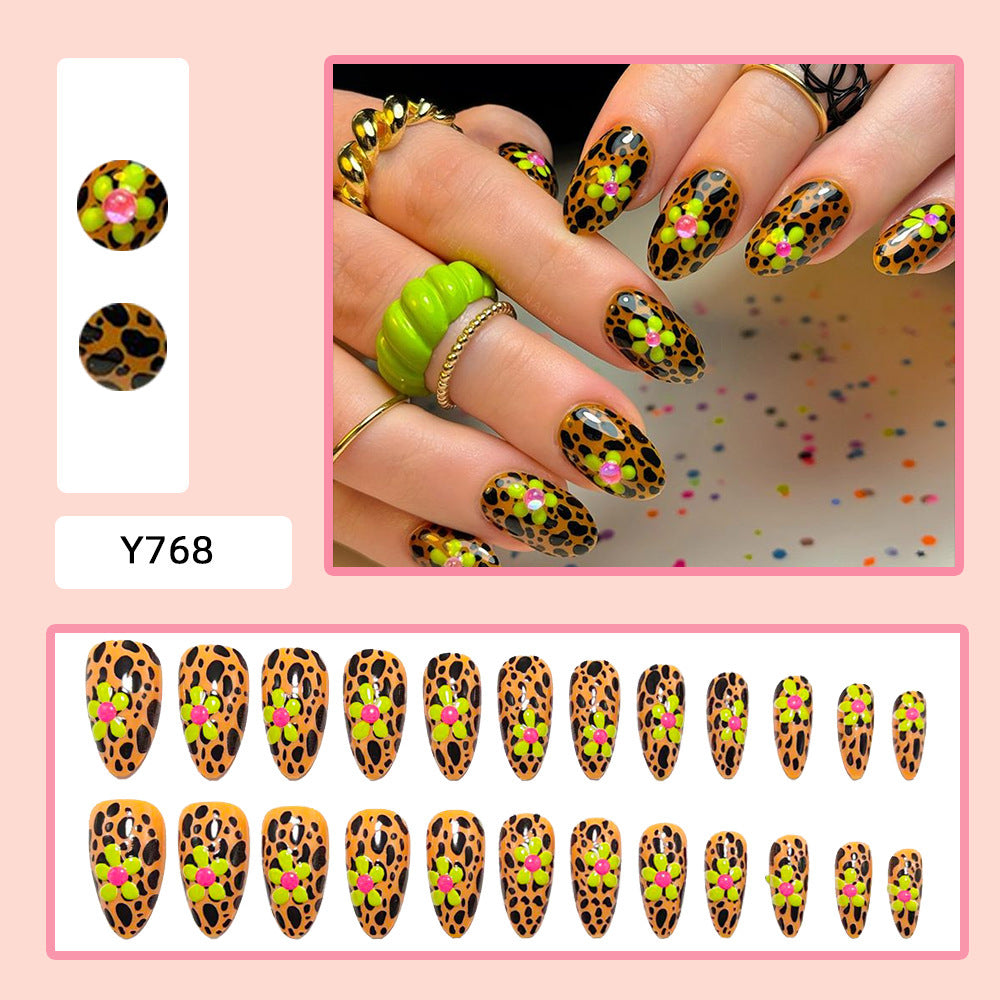 Glamouröse Nagelkunst mit Leopardenmuster und Blumenapplikationen Brehn