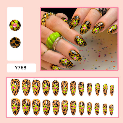 Glamouröse Nagelkunst mit Leopardenmuster und Blumenapplikationen Brehn