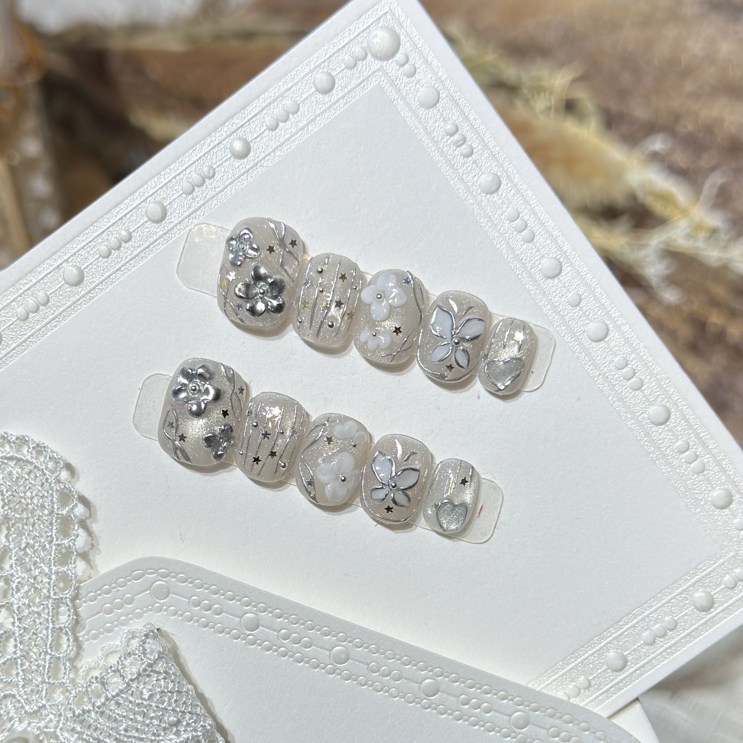 Dekoratives Press-On Nagelkunst Set mit floralen und Sternakzenten Brehn