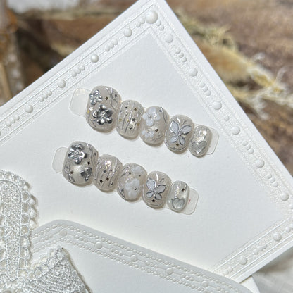 Dekoratives Press-On Nagelkunst Set mit floralen und Sternakzenten Brehn