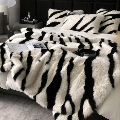 Tagesdecke aus Kunstfell mit Zebra‑Optik und extra flauschiger Struktur