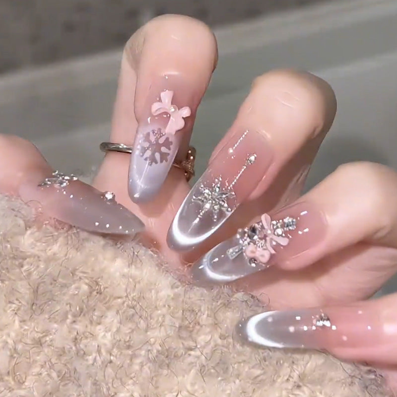 Kunstnagelset mit festlichem Geschenk-Design und eleganten Glitzer-Akzenten Brehn