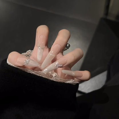 Glamouröse Stiletto-Nagelverlängerungen mit Strassakzenten