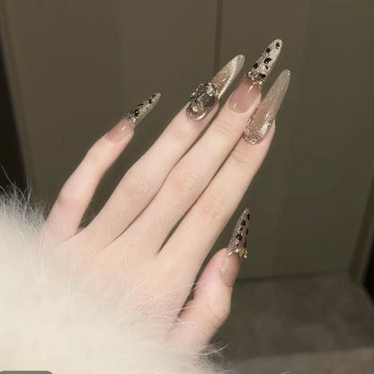 Glamouröse Strass-Nagelkunst