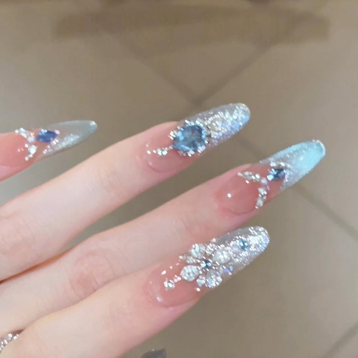 Glamouröse Kunstnägel mit Funkelnden Strassakzenten Brehn
