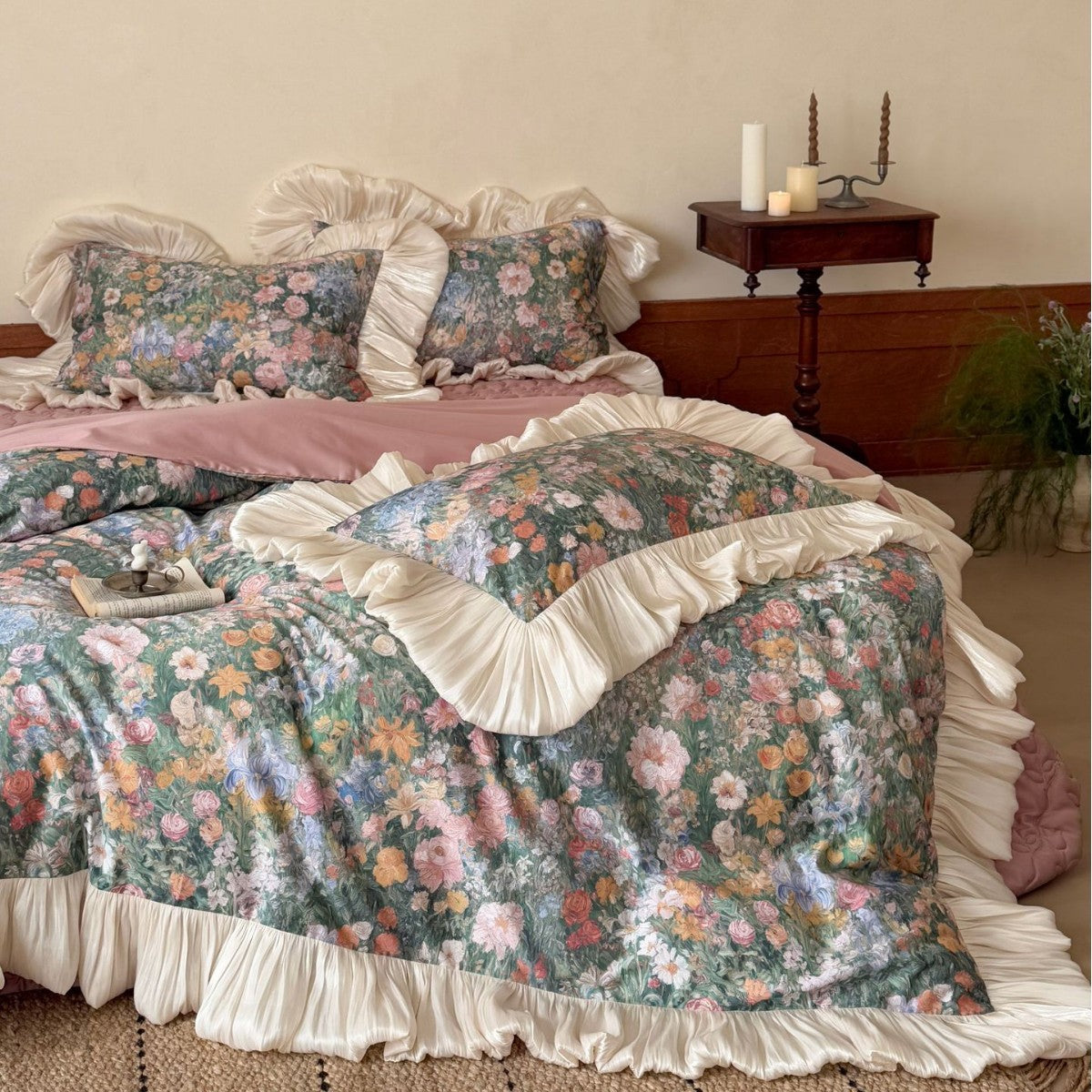 Florale Bettwäsche-Garnitur mit plissiertem Volant und Vintage-Blumenprint