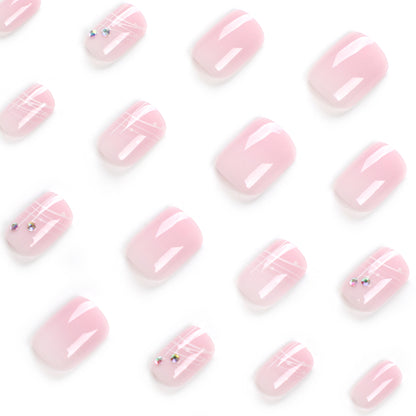 Kunstvolle Nagelverlängerungen mit elegantem Design und Strassverzierungen Brehn