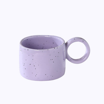 Keramik-Tasse mit herzförmigem Henkel und Sprenkel-Design