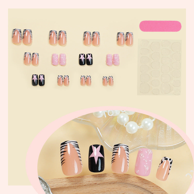 Dekoratives Press-On Nagelkunstset mit trendigen Mustern Brehn
