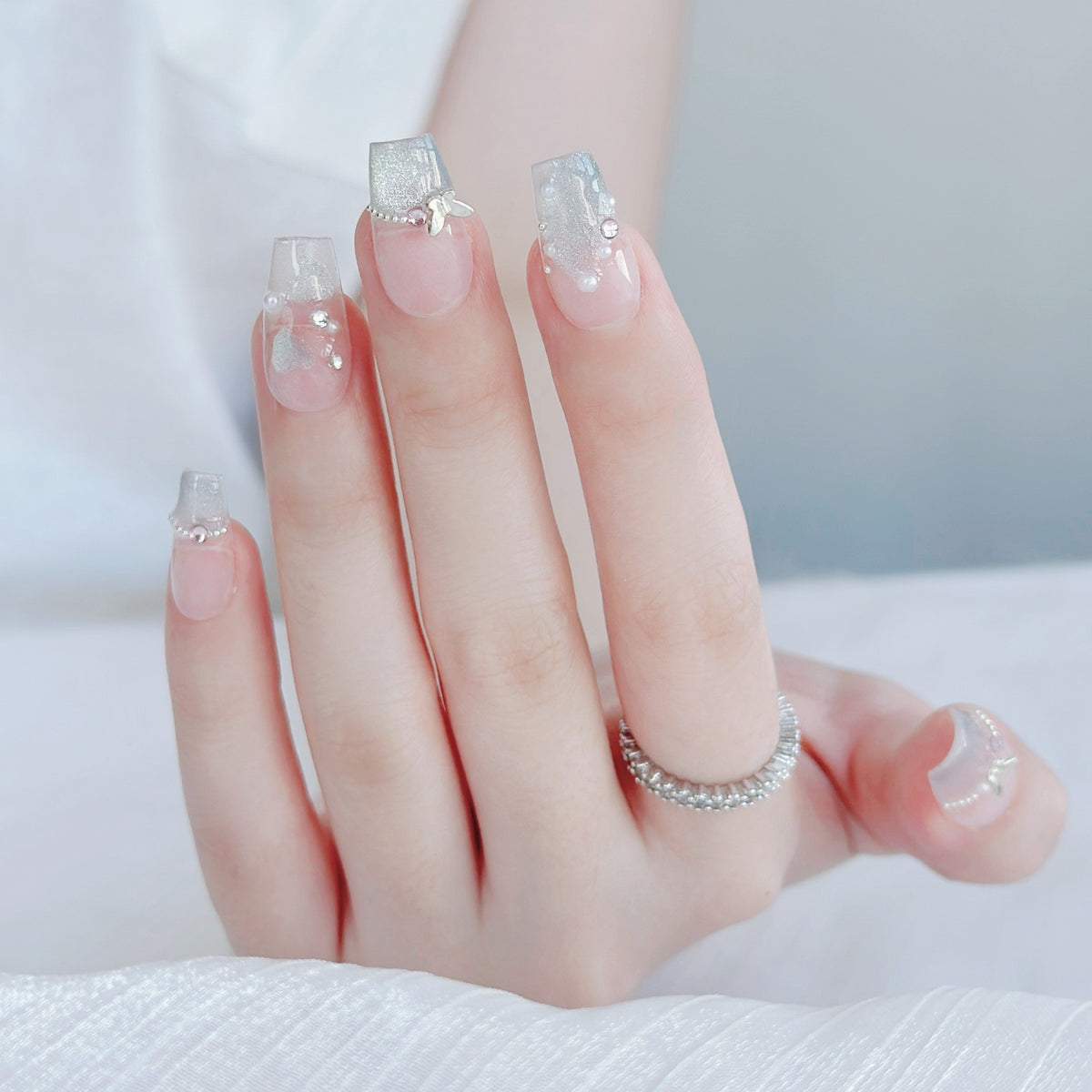 Dekorativer Press-On Nagelkunstset mit Edelstein- und Glitzerakzenten