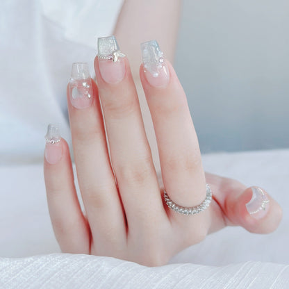 Dekorativer Press-On Nagelkunstset mit Edelstein- und Glitzerakzenten