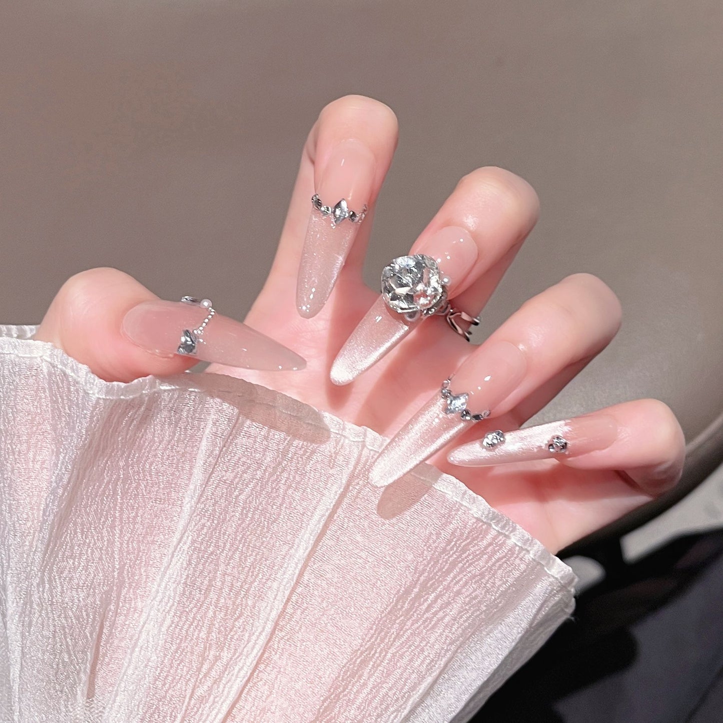 Luxuriöse glitzernde Stiletto-Nagelverlängerungen Brehn