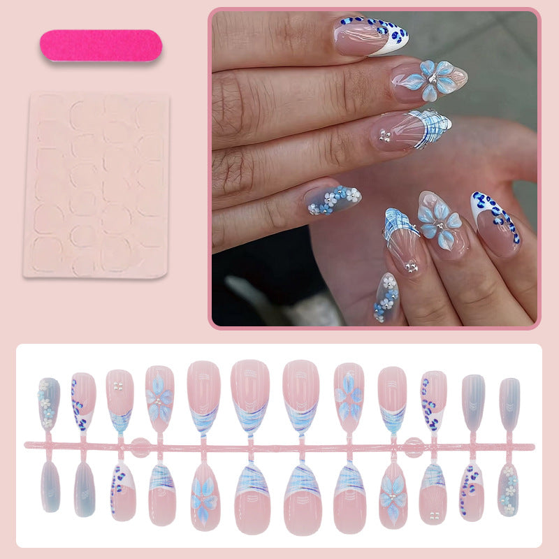 Kunstnagelset mit exquisiten blauen Blüten- und Glitzerverzierungen Brehn