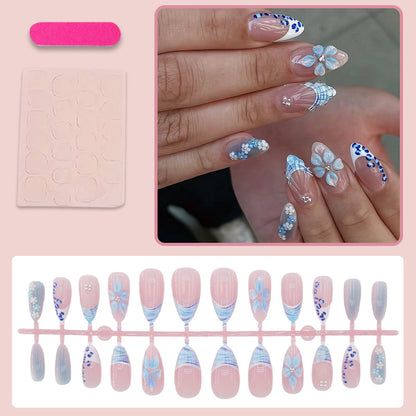 Kunstnagelset mit exquisiten blauen Blüten- und Glitzerverzierungen Brehn