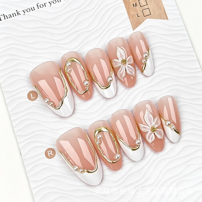 Kunstnagelset mit eleganten floralem Design und glamourösen 3D-Applikationen Brehn