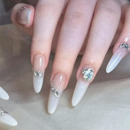 Kunstnagelset mit funkelnden Glitzer- und holografischen Akzenten Brehn