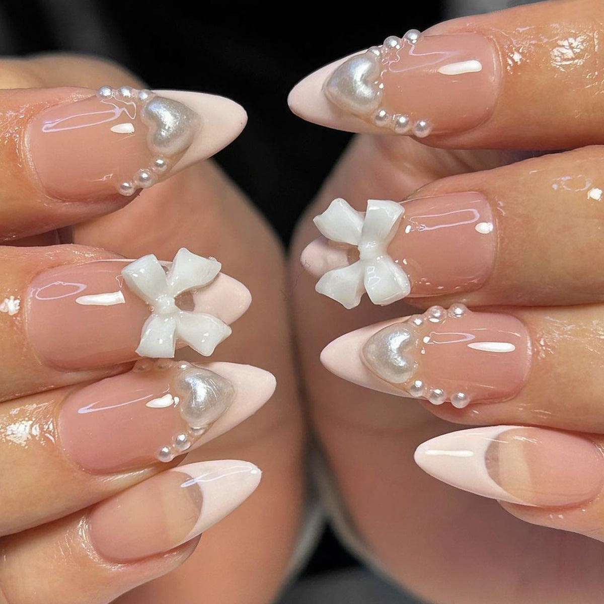 Kunstnagelset mit eleganten Perl- und Schleifenverzierungen Brehn