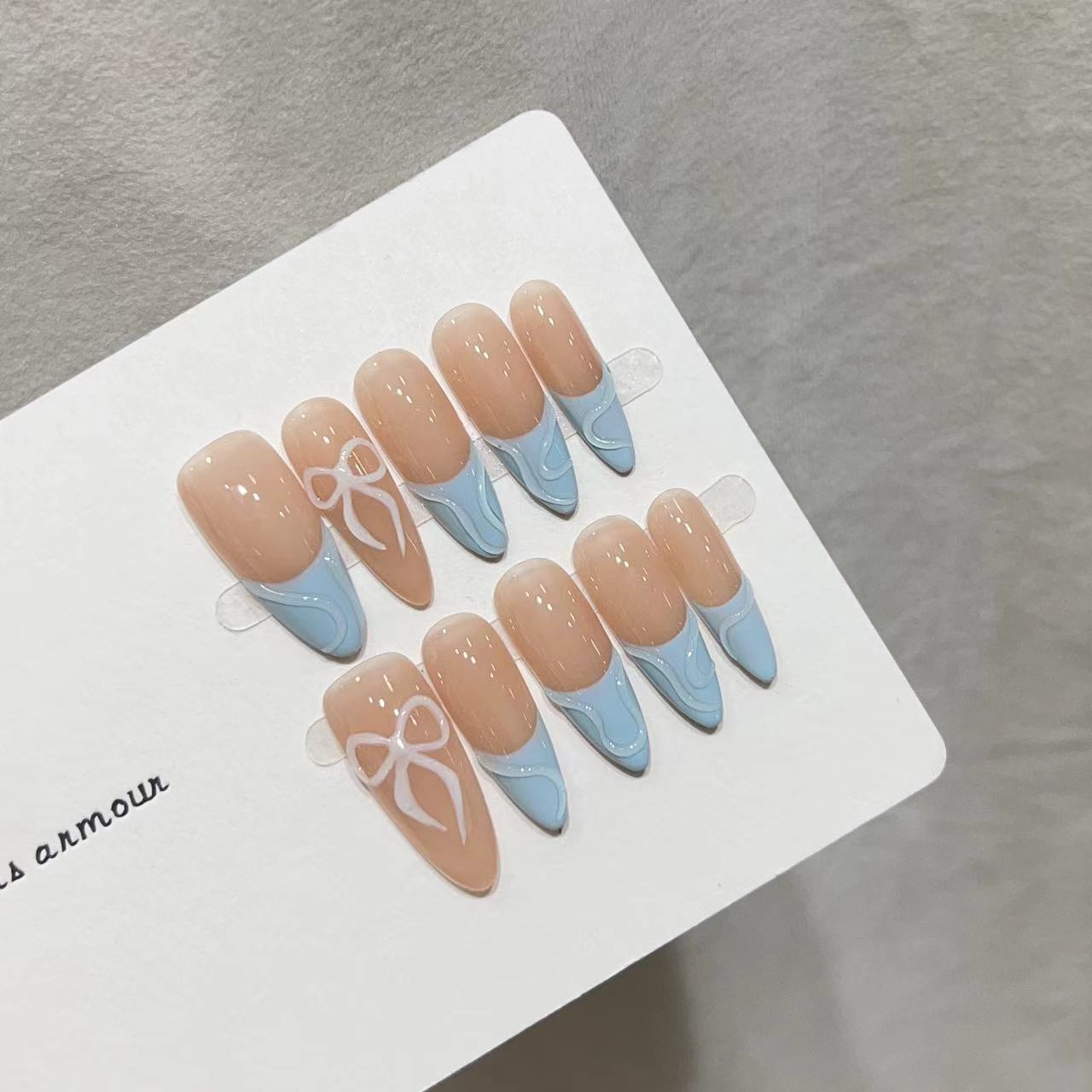 Dekoratives Press-On-Nagelkunst-Set mit charmantem Schleifen-Design Brehn