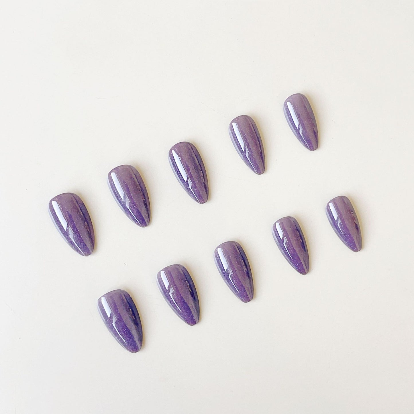 Kunstnagelset mit schimmernden und eleganten Spitzen Brehn